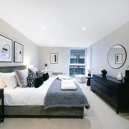 Spacious 1 Bed Flat With Balcony Minutes Walk To Canary Wharf
